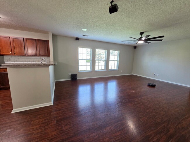 Photo - 208 Maypop Dr