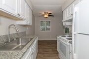 1BR, 1BA - 606SF -Kitchen
