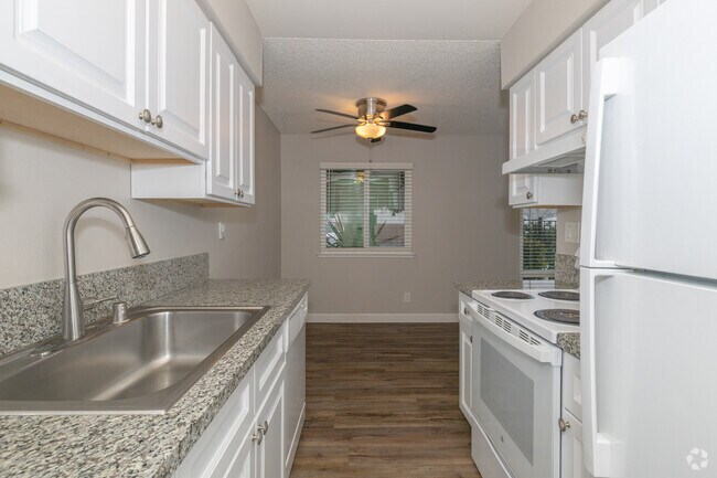 1BR, 1BA - 606SF -Kitchen - Heatherwood Apartments