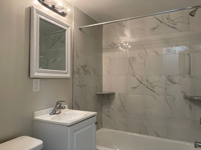 Bath - Skyview Apartments