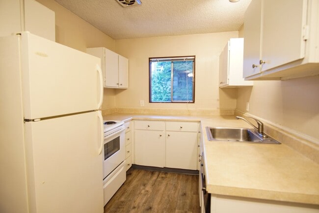 Photo - Nicely Updated Top Floor Corner 2-Bdr Near OHSU w/Private Balcony! Unit 301
