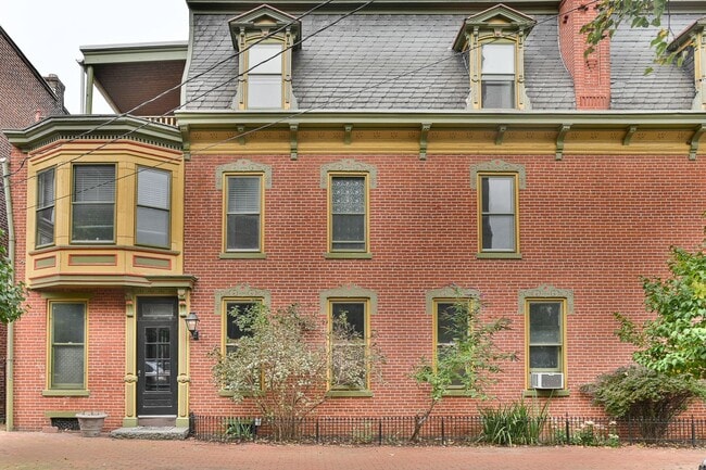 Photo - Charming 3 Bedroom on Verbeke St w Off Str... Casa