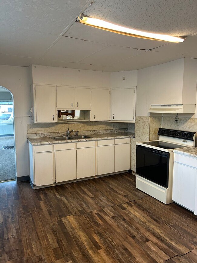 Photo - 853 S Main St