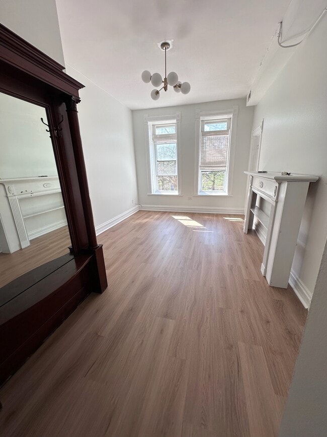 Building Photo - 1047 N California Ave Unit #2