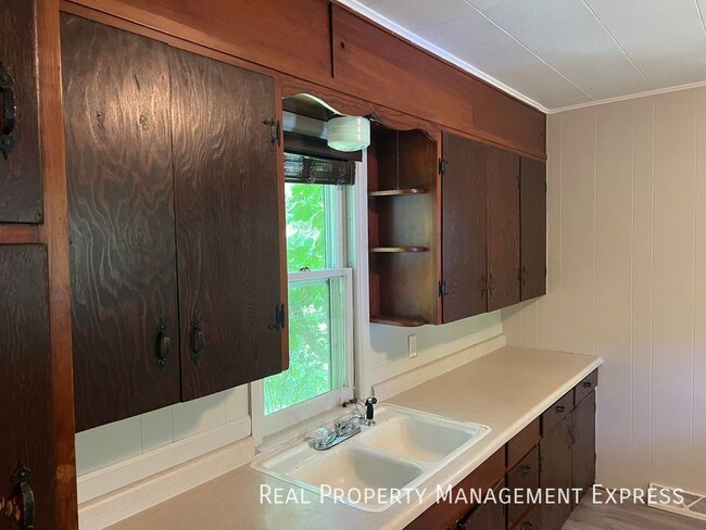 Photo - 925 N Blauvelt Ave