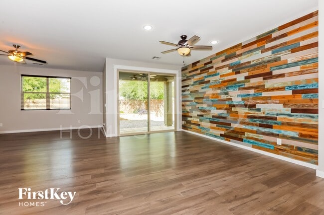 Photo - 732 Carlsbad Dr