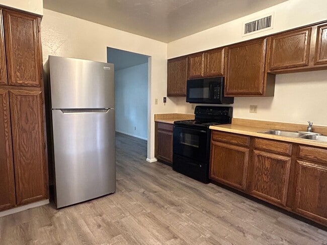 503 W 12th St