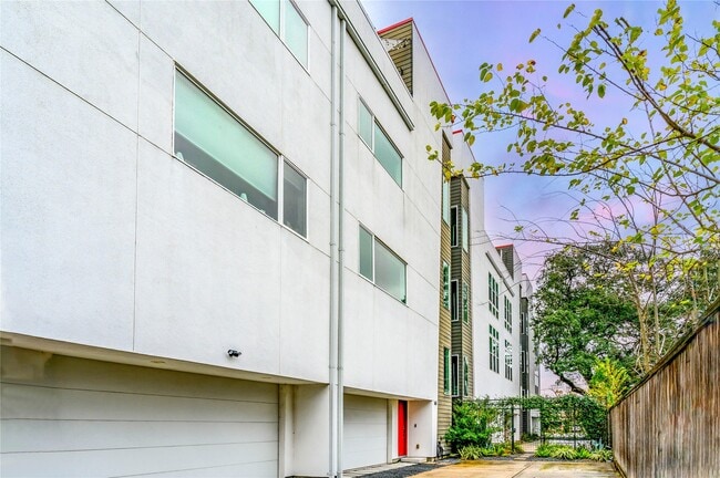 Photo - 1141 W 18th St