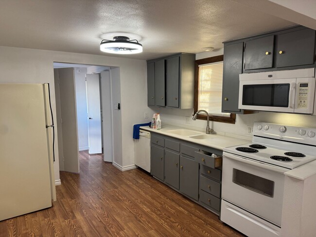 Building Photo - 2708 20th St Unit Rear Rental