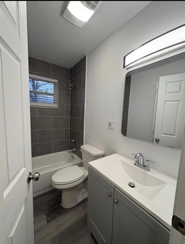Photo - 2117 W 19th St