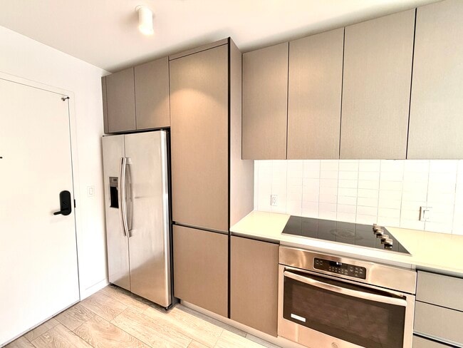 Building Photo - 328 NW 33rd St Unit S10