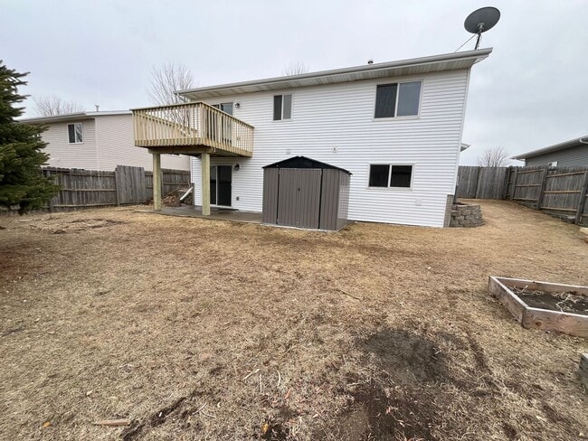 Photo - 3 Bed/2 Bath Home w/ Fenced in Yard!