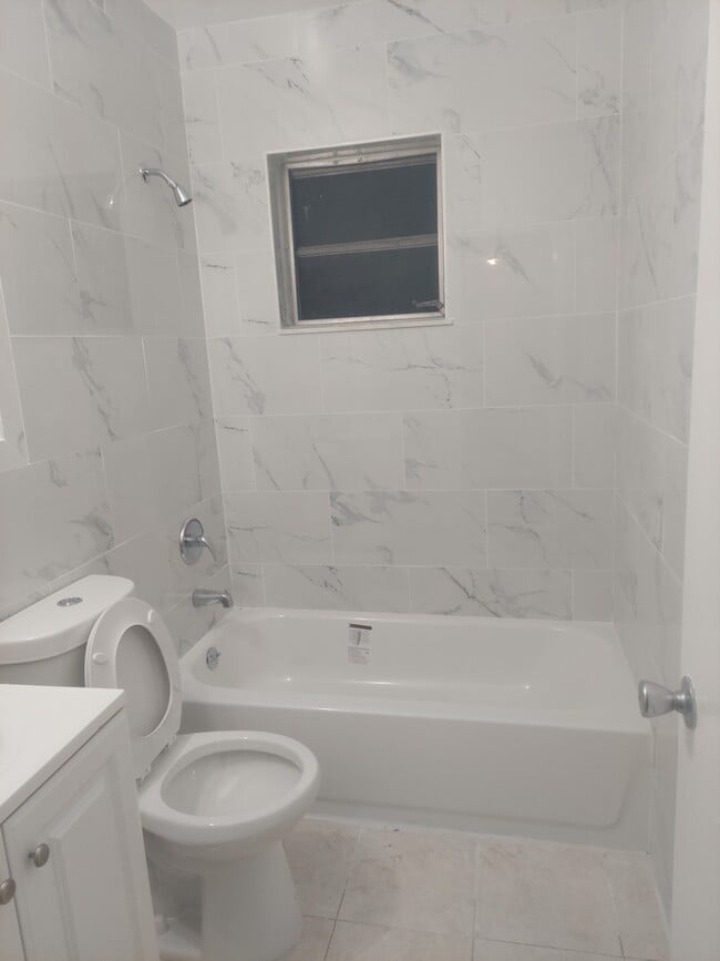 Building Photo - 5553 NW 32nd Ave Unit C Rental