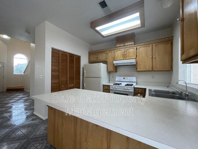 Photo - 2468 England St