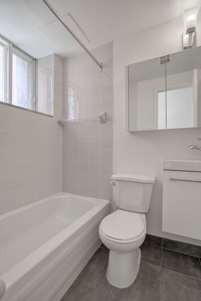 Photo - 25 Av des Pins O Unit 217