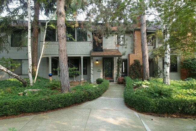 Building Photo - Private Patio Oasis