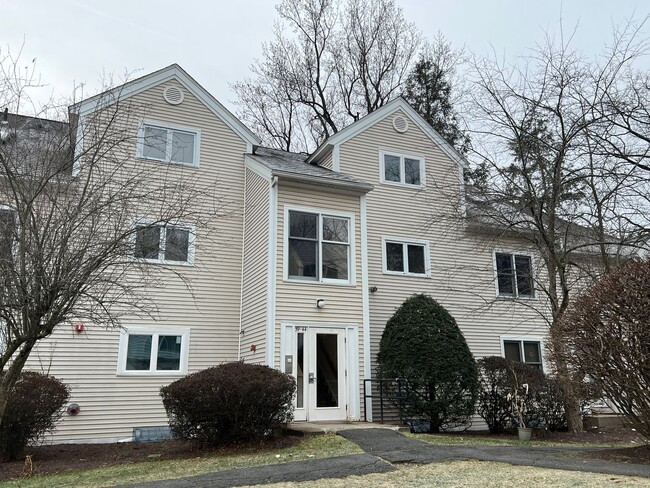 Building Photo - Garden Style, 1 BR Condo In A Prime Amherst Location!