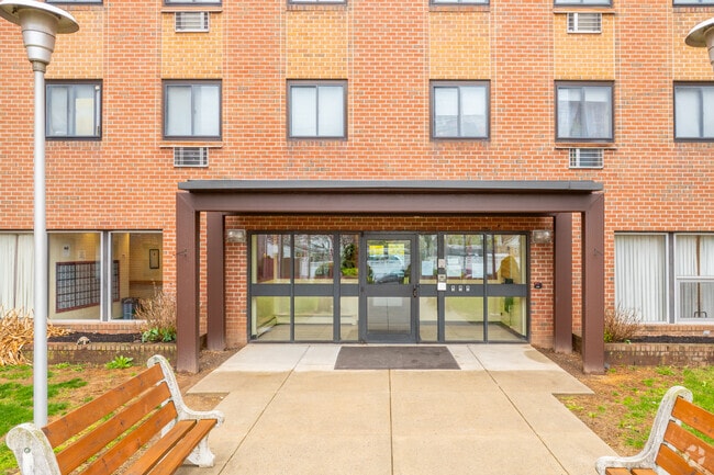 Entrada - Golden Age Manor