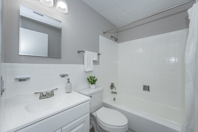 Photo - The Courtyard Apartments