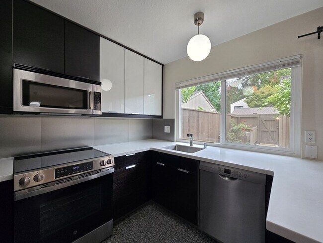 1036 Vanderbilt Way