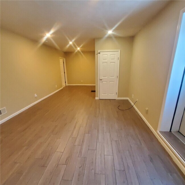 Photo - 256 E 14th St