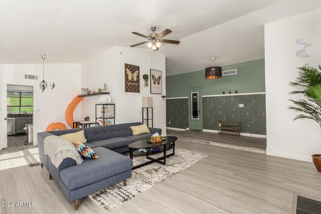 Photo - 416 E Susan Ln