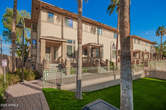 Building Photo - 738 S Beck Ave