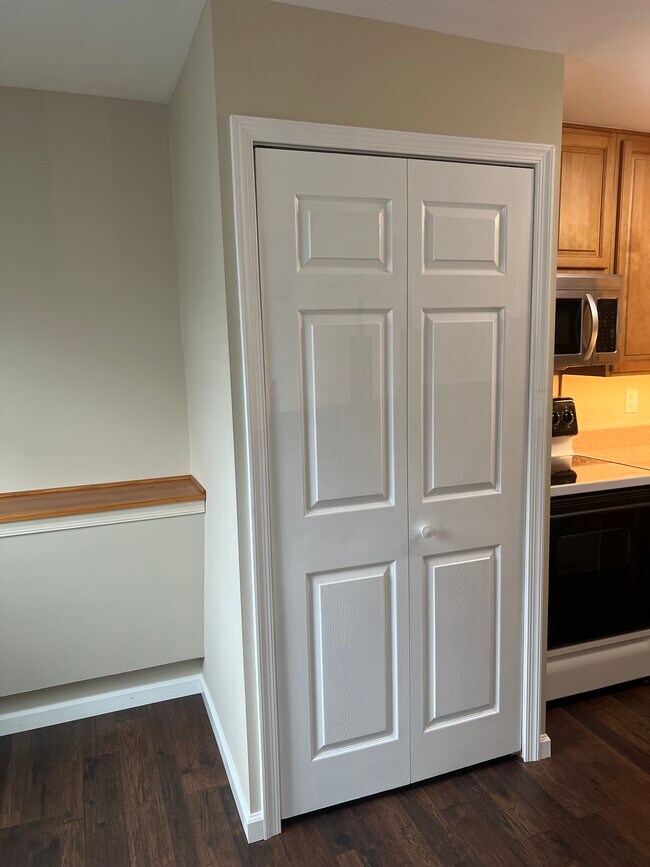 Washer dryer closet - 403 S Main Street Unidad G102