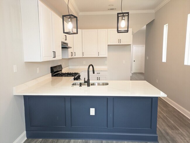 Plenty of space for cooking along with a breakfast bar - 1941 Casa Calvo St
