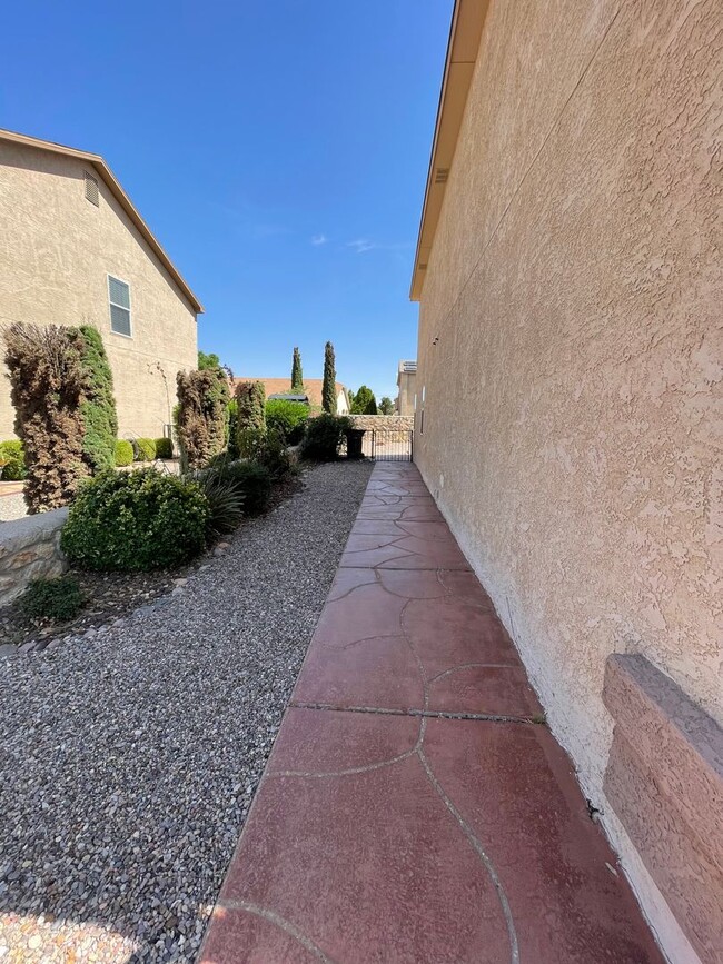 Photo - Spacious 5-Bedroom Home with 2 Living Areas – 2,270 Sq Ft Near Porter Dr.