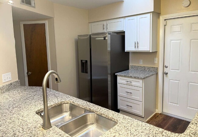 Photo - Just 2.5 miles from Eglin AFB!