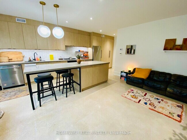 Building Photo - 1540 King St W