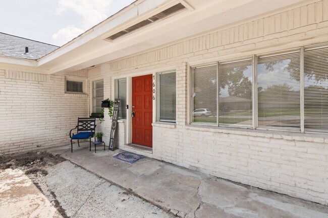 Photo - 1606 Oaks Dr