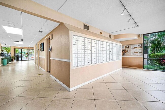 Photo - 777 S Federal Hwy Unidad RP405