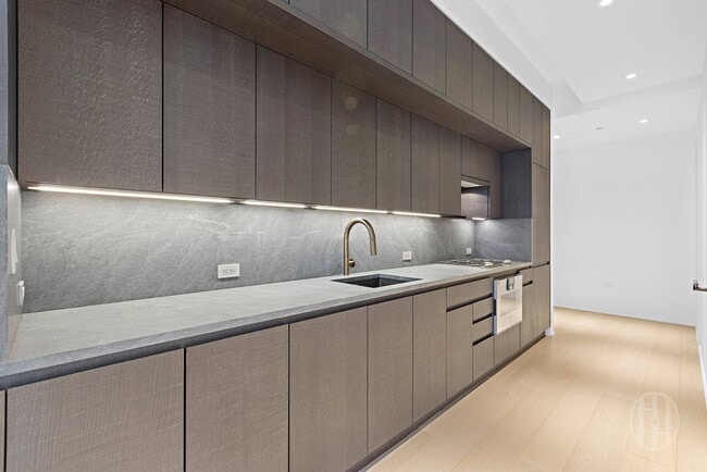 Photo - 130 William St Unit 16A