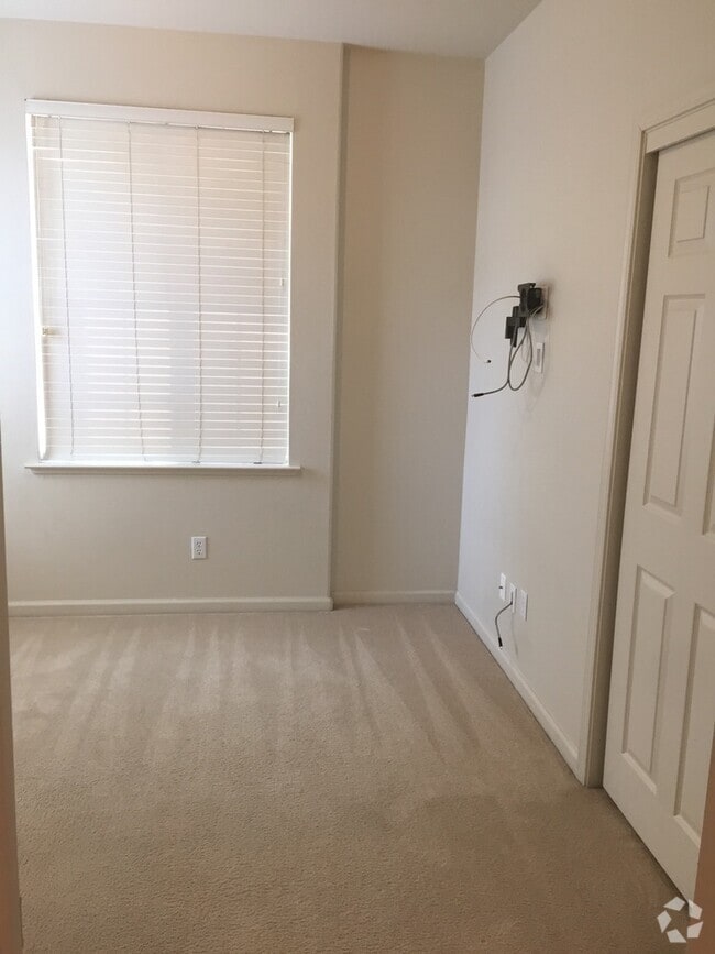 Building Photo - 1495 Breezeway Ct Rental
