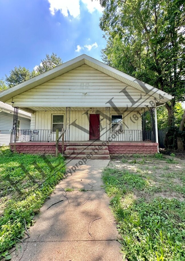 Building Photo - Three Bedroom Home