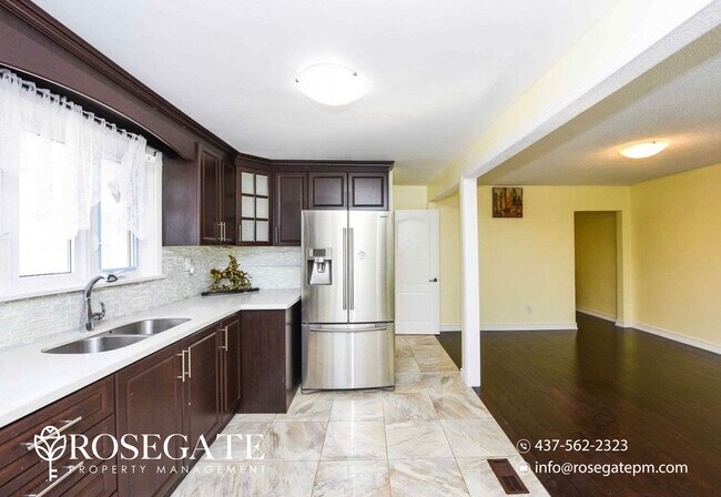 Photo - Spacious 4-Bedroom Main Level Apartment with 3 Parking & Backyard in Brampton Unité 1