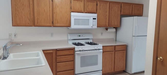 Photo - MOVE IN SPECIAL 1/2 OFF 1ST FULL MONTHS RENT- 3 bedroom, 2.5 bath Townhouse in Ashland!!