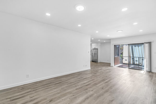 Photo - 4544 Colbath Ave