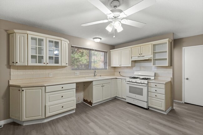 Photo - 695 Charvel Dr