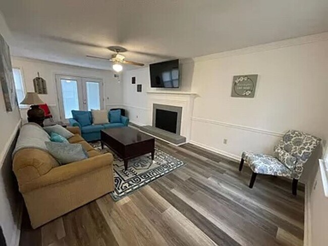 3 Crescent Ln