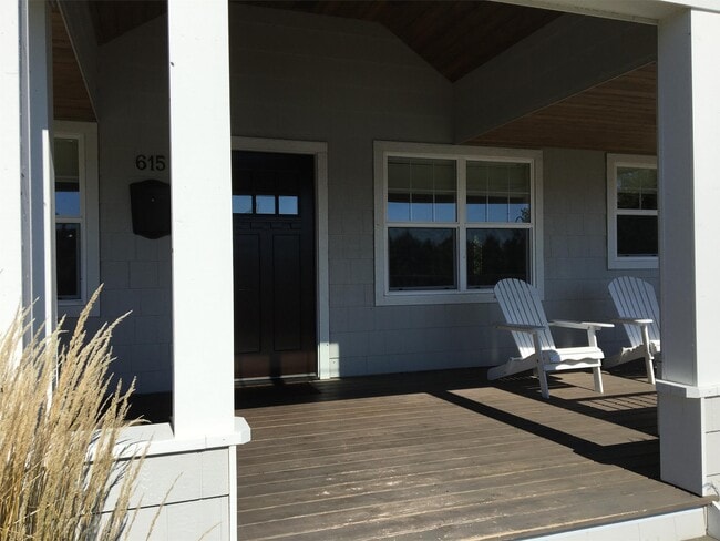 Photo - 615 Rice St E