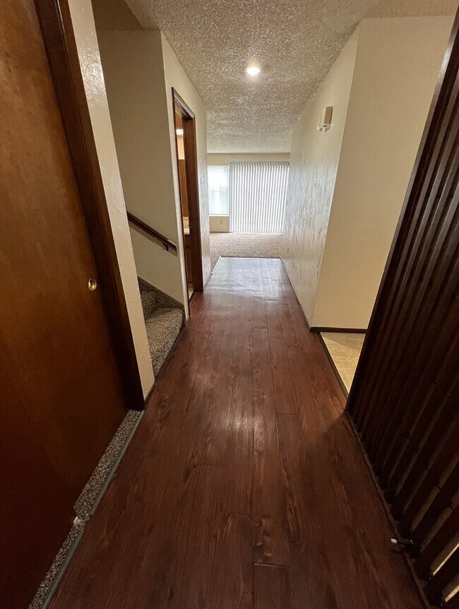 Photo - 1010 Midway Dr NE