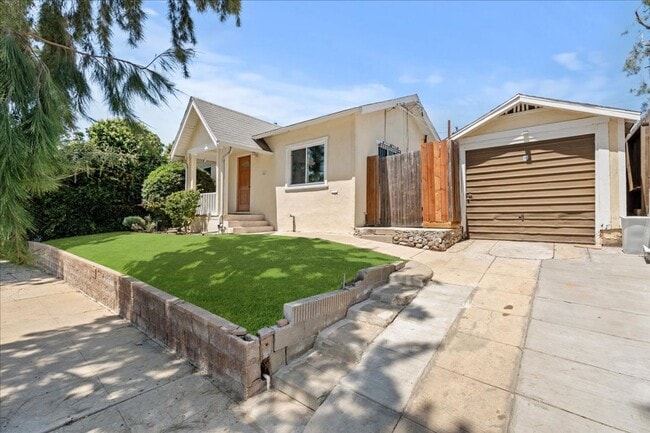 Building Photo - Stylish and Updated North Inglewood House ...