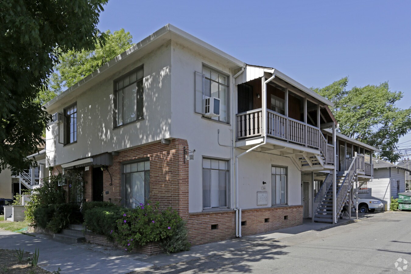 Photo - 1516 28th St Apartments