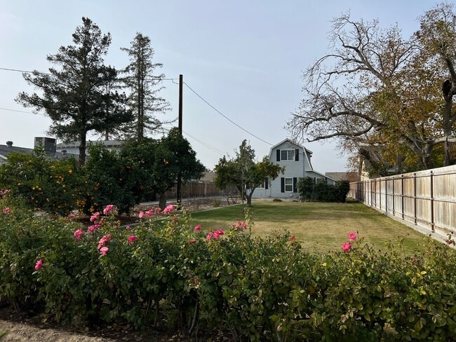 Building Photo - Nostalgic 3-bedroom Farmhouse in Hughson!