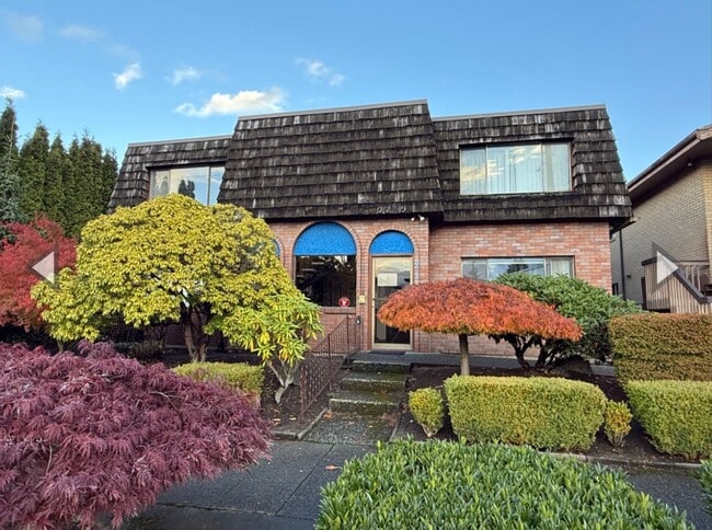 Building Photo - Charming Retro-Style 2BR in Prime Downtown Location Unit 2