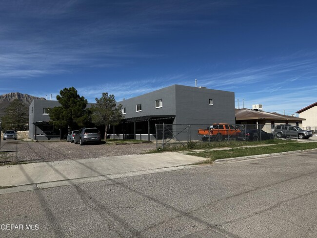 Building Photo - 4703 Moonlight Ave Unit 6