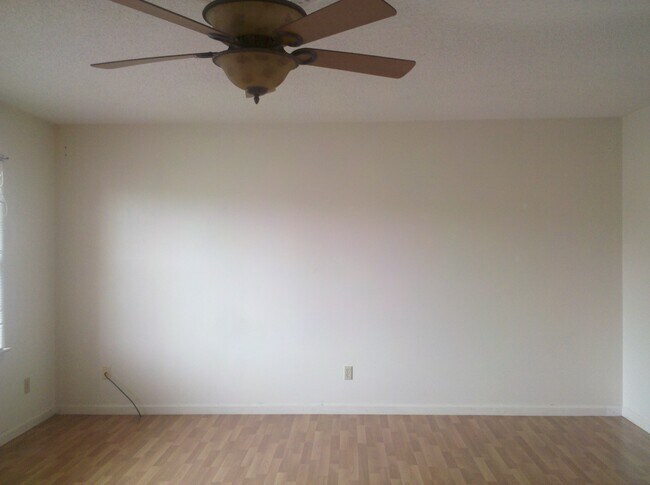 Livingroom - 660 Tower St